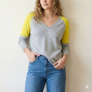 AQUA Cashmere Sweater Womens Medium V Neck Gray Yellow‎ Color Block FLAWED